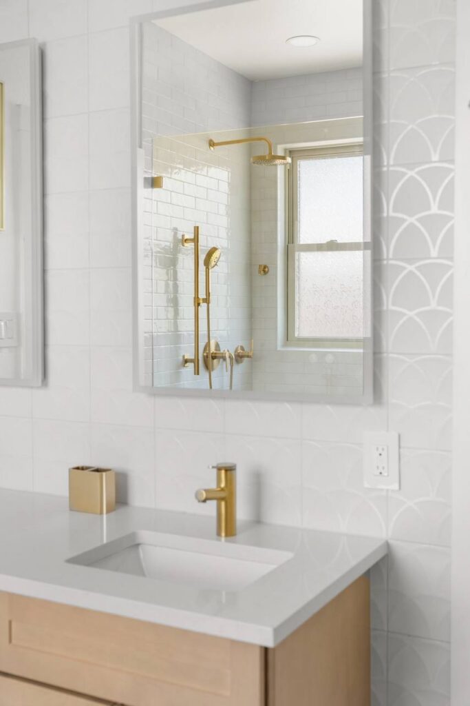 Lomita Verde shower niche and brass fixtures with glossy white tile